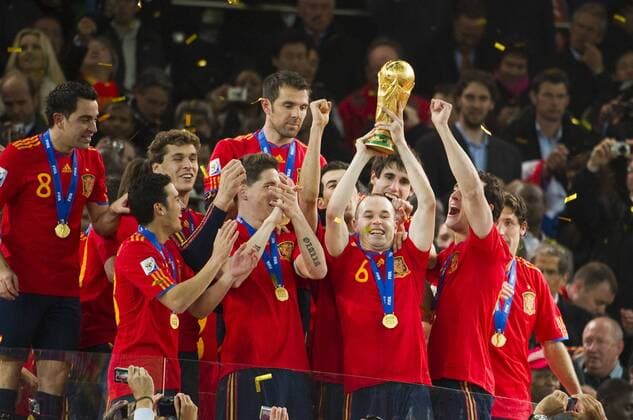 Andras Iniesta (ESP), JULY 11, 2010 - Football : Andras Iniesta of Spain celebrates during the 2010 FIFA World Cup South Africa Final match between Netherlands 0-1 Spain at Soccer City stadium in Johannesburg  (013820) o0 Siegerehrung Pokal Trophäe Objekte Jubel, Freude Medaille, Goldmedaille