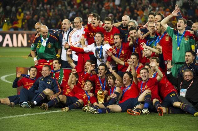 Spanien ist Weltmeister, vorn v.li.: Pedro Rodriguez, x, Sergio Busquets, David Silva, Xabi Alonso, Jesus Navas, Cesc Fabregas, Carles Puyol, Xavi Hernandez, Joan Capdevila, David Villa, Andres Iniesta, Juan Manuel Mata, Fernando Llorente; hint.: Pepe Reina, x, x, Javier Martinez, Sergio Ramos, Gerard Pique, Alvaro Arbeloa, Raul Albiol, Victor Valdes, Carlos Marchena und Iker Casillas.  (013825) o0 Jubel, Freude, Pokal, Trophäe, Objekte, Weltpokal, Totale, Jose Manuel, Pedrito Javi
