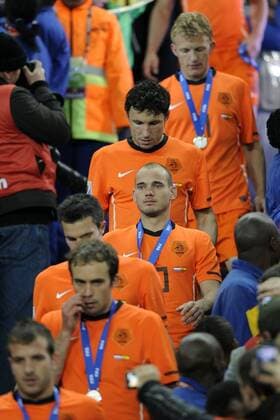 11.07.2010, Johannesburg - FIFA World Cup 2010 - Finale - Holland (orange) vs Spain (blue) 0:1 n.V. --- Enttäuschung bei Holland, v.hi.: Dirk Kuyt, Mark van Bommel und Wesley Sneijder  o0 Siegerehrung