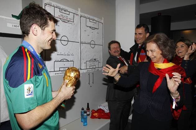 Königin Sofia (vorn) gratuliert Iker Casillas (Spanien) zum Weltmeistertitel, hi. Prinzessin Letizia und Kronprinz Felipe (Mitte) - die Taktik im WM Finale hat sich ausgezahlt  o0 Objekte Weltpokal Pokal Trophäe krux kurios Taktiktafel Spieltaktik Prinz