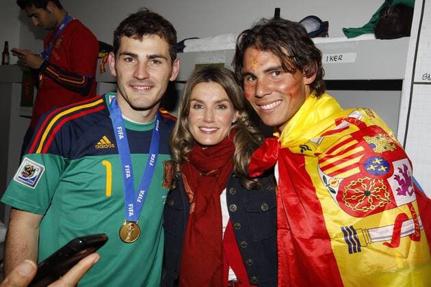 Prinzessin Letizia und Rafael Nadal (re.) gratulieren Iker Casillas (Spanien) zum Weltmeistertitel  o0 Tennis