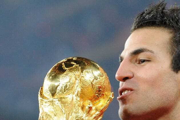 11.07.2010, Johannesburg - FIFA Weltmeisterschaft 2010 - Finale - Weltmeister Spanien. --- Cesc FABREGAS mit dem Pokal --- NLeGouicxFep  o0 Sieg Jubel Freude Feier Porträt