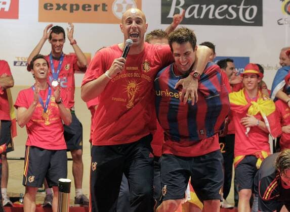 Spain s Pepe Reina (L) and Cesc Fabregas (wearing a jersey of FC Barcelona) during the celebration of the victory in the FIFA World Cup.July, 7, 2010.  (120406) o0 Sieg, Jose Manuel, Barca, kurios, Komik