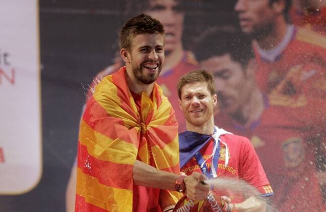 Spain s Gerard Pique (l) and Xabi Alonso during the celebration of the victory in the FIFA World Cup.July, 7, 2010.  (120409) o0 Sieg