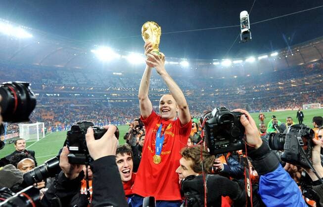 Football - soccer: FIFA World Cup , Netherlands (NED) - Spain (ESP), Andres Iniesta ESP with the Trophy xHOCHxZWEIx xItalyxPhotoxPressx  o0 Pokal Trophäe Objekt Fotograf, Sportfotograf