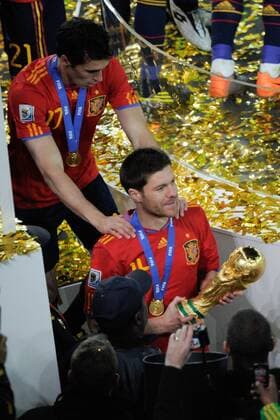 11 July 2010: Spain midfielder Xabi Alonso (r.) and Alvaro Arbeloa (17) celebrate with the World Cup trophy during the World Cup Final between Holland and Spain at Soccer City in the FIFA World Cup 2010. Icon010100711183 o0 Pokal Trophäe Objekt EDITORIAL USE ONLY