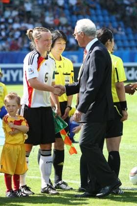 U20 Frauen WM Deutschland - Costa Rica Marina Hegering ( Deutschland ), links begrüßt Franz Beckenbauer ( Deutschland FIFA-Exekutivkomitee-Mitglied und Vorsitzender der Organisationskommission für die FIFA U-20- und U-17-Frauen-WM ) Junioren, Juniorinnen o0 Funktionär