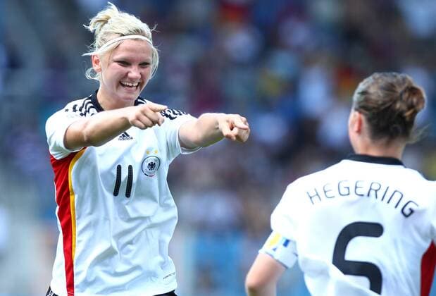 13.07.2010, Bochum, Deutschland, Frauen Fussball WM 2010, Deutschland - Costa Rica, Deutschlands Torschuetzin Alexandra Popp li. jubelt nach ihrem Tor zum 3:1 mit Martina Hegering Junioren, Juniorinnen o0 Jubel Freude