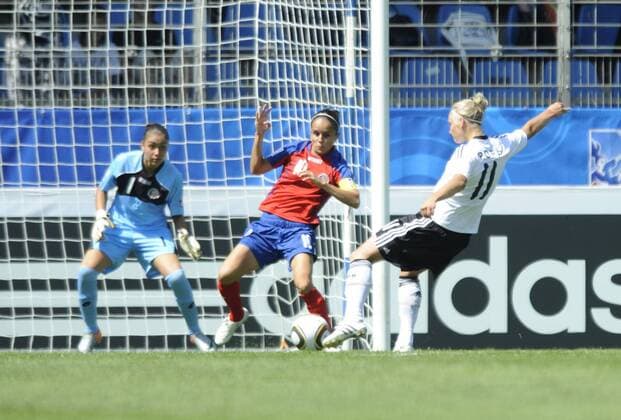 Alexandra Popp (re., GER) erzielt das Tor zum 2:0, Deutschland - Costa Rica, Fußball, Frauen - U20 - Weltmeisterschaft, Saison 2010 2011, Bochum, 13.07.2010,