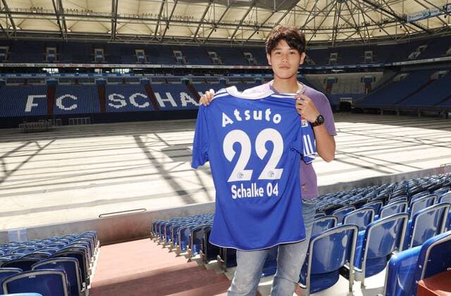 13.07.2010, Fussball, 1. Bundesliga, Saison 2010-2011, Pressekonferenz und Neuvorstellung Atsuto Uchida beim FC Schalke 04 in der Veltins Arena o0 Neuzugang, Trikot, Objekte