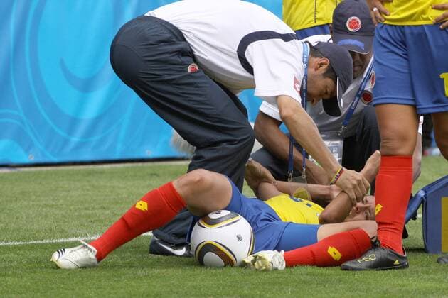 13.07.2010, Bochum - U20 Frauen Weltmeisterschaft 2010 - Kolumbien vs Frankreich 1:1 --- Lady Andrade ( Kolumbien ) - hat sich bei einem Zweikampf verletzt und wird auf dem Spielfeld kurz behandelt