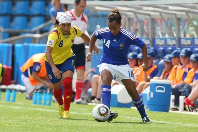 13.07.2010, Bochum - U20 Frauen Weltmeisterschaft 2010 - Kolumbien vs Frankreich 1:1 --- Paola Sanchez ( Kolumbien ), links - Ines Jaurena ( Frankreich ), rechts