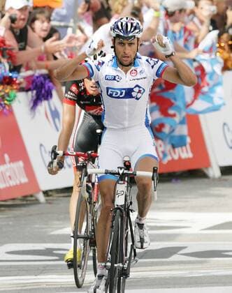13.07.2010 Saint-Jean-de-Maurienne Radsport 97. Tour de France 2010, 9. Etappe Saint-Jean-de-Maurienne > Morzine-Avoriaz, Sandy Casar FRA Francaise des Jeux Etappensieger 9. Etappe, Louis-Leon Sanchez ESP Caisse d Epargne Platz 2 o0 Jubel Freude Ziel Zieldurchfahrt
