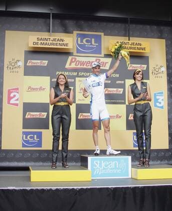 13.07.2010 Saint-Jean-de-Maurienne Radsport 97. Tour de France 2010, 9. Etappe Saint-Jean-de-Maurienne > Morzine-Avoriaz, Sandy Casar FRA Francaise des Jeux Etappensieger 9. Etappe o0 Hostess Girl Sponsor Wirtschaft PowerBar Objekte Pokal Trophäe