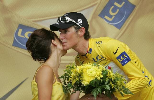 13.07.2010 Saint-Jean-de-Maurienne Radsport 97. Tour de France 2010, 9. Etappe Saint-Jean-de-Maurienne > Morzine-Avoriaz, Andy SCHLECK LUX Saxo Bank im Gelben Trikot o0 Hostess Girl Kuss Siegerkuss