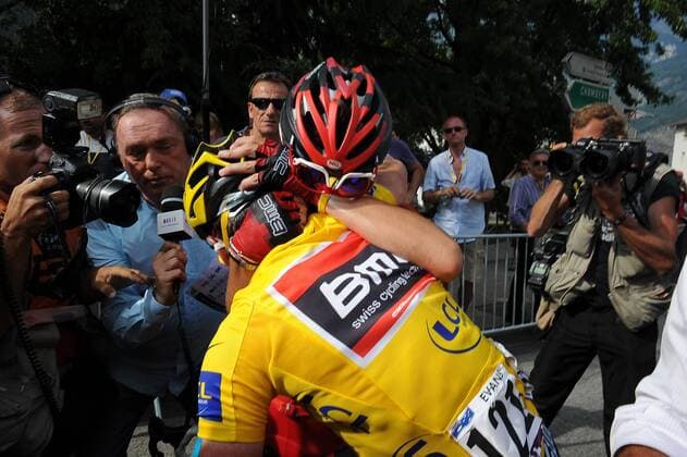 2010, Tour de France, tappa 09 Morzine Avoriaz - Saint Jean de Maurienne, Cadel Evans (BMC Racing, vorn) wird von Mauro Santambrogio (Radioshack) getröstet, Saint Jean de Maurienne  o0 Enttäuschung Verzweiflung Emotionen weinen Fotograf Sportfotograf