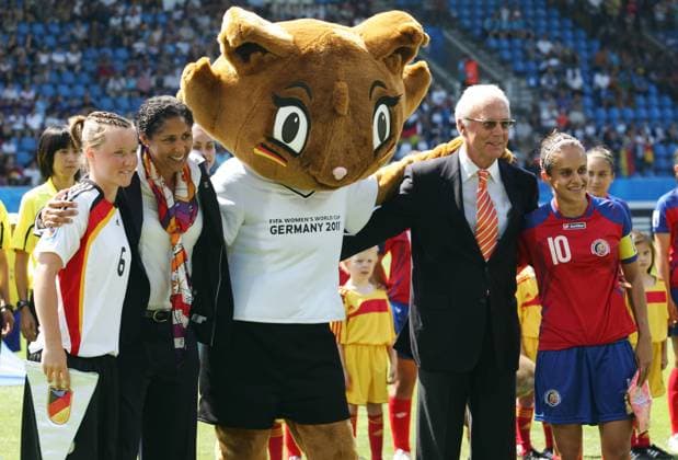 IMAGO Iconic Moments, Fußball - Frauen 13.07.2010, Bochum - U20 Frauen Fussball WM 2010, Gruppe A, Deutschland (weiß) - Costa Rica (rot), Deutschlands Marina Hegering, OK Präsidentin Steffi Jones, Maskottchen Karla Kick, Franz Beckenbauer (GER) und Costa Ricas Katherine Alvarado o0 Funktionär Objekte