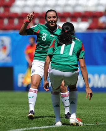 FRAUEN U20 FUSSBALL WM 2010 Vorrunde 14.07.2010 - Mexiko vs. Japan - Mirelle ARCINIEGA, Renae CUELLAR (v. li., Mexiko) 