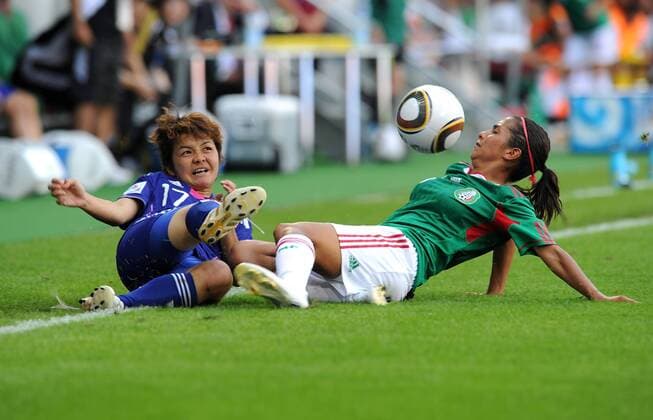 FRAUEN U20 FUSSBALL WM 2010 Vorrunde 14.07.2010 - Mexiko vs. Japan - Shoko YAMADA (li, Japan) gegen Valeria MIRANDA (re, Mexiko) 
