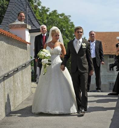 14.07.2010, Fussball 1.Liga, FC Bayern München, Nationalspieler Philipp Lahm (Bayern München) heiratet Claudia Schattenberg im Bayerischen Aying, Trauung in der Pfarrkirche Sankt Emmeram in Kleinhelfendorf. Claudia Lahm (li) und Philipp Lahm (re) kommen frisch vermählt aus der Kirche.