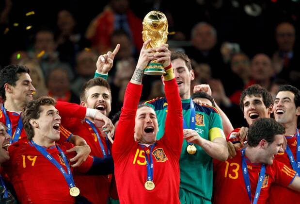 11.07.2010, Johannesburg - FIFA Weltmeisterschaft 2010 - Spanien ist Weltmeister - Jesus NAVAS, Fernando LLORENTE, Gerard PIQUE, SERGIO RAMOS, Iker CASILLAS und Juan Manuel MATA, David SILVA und Sergio BUSQUETS (v.l.) jubeln mit dem WM Pokal -  o0 Jubel Freude Siegerehrung Sieg Feier Medaille Gold
