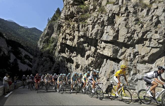 Tour de France 2010, 10. Etappe, Chambery - Gap: ANDY SCHLECK (Saxo Bank) im Gelben Trikot  PhotoNews o0 Sportstätte Landschaft FRA Berg Gebirge Alpen