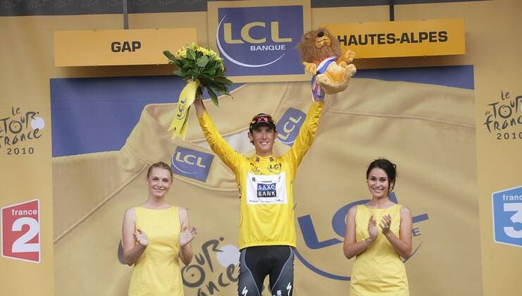 14.07.2010 Gap, Radsport 97. Tour de France 2010, 10. Etappe Chambery - Gap, Andy SCHLECK LUX SAX weiter in Gelb o0 Jubel Freude gelb, gelbes Trikot Hostess, Hostessen, Frau, girl