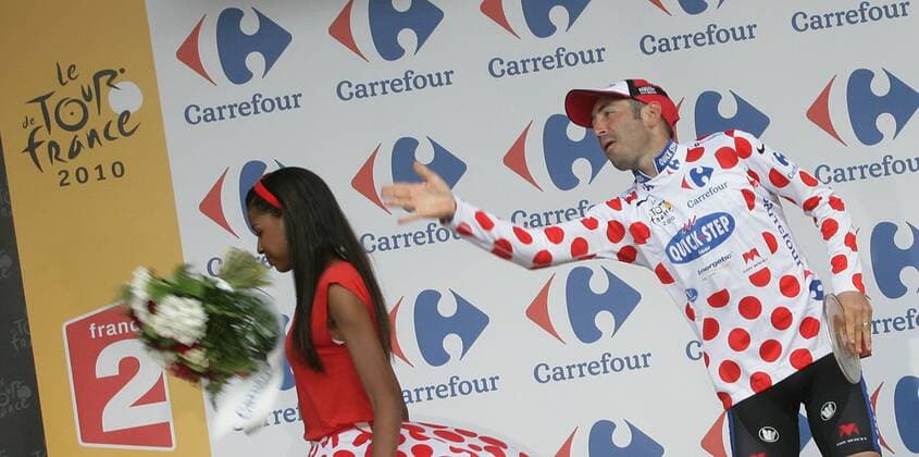 14.07.2010 Gap, Radsport 97. Tour de France 2010, 10. Etappe Chambery - Gap, Jerome PINEAU FRA QST wieder im gepunkteten Trikot o0 Jubel Freude Bergtrikot Hostess, Hostessen, Frau, girl kurios Komik