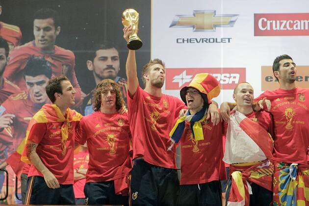 Spain s Cesc Fabregas, Carles Puyol, Gerard Pique, David Silva, Andres Iniesta and Raul Albiol (L-R) during the celebrations for the victory in the FIFA World Cup.July,12,2010..  (36083) o0 Sieg Jubel Freude Objekte Pokal Trophäe Werbebande Bande Werbung Sponsor Wirtschaft Chevrolet
