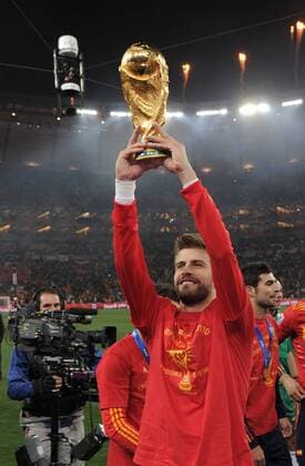 FUSSBALL WM 2010 FINALE 11.07.2010 Holland - Spanien Gerard PIQUE (Spanien) mit WM Pokal o0 Objekte