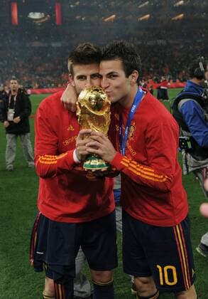 FUSSBALL WM 2010 FINALE 11.07.2010 Holland - Spanien Gerard PIQUE (li, Spanien) und Cesc FABREGAS (Spanien) küssen den WM Pokal o0 Objekte