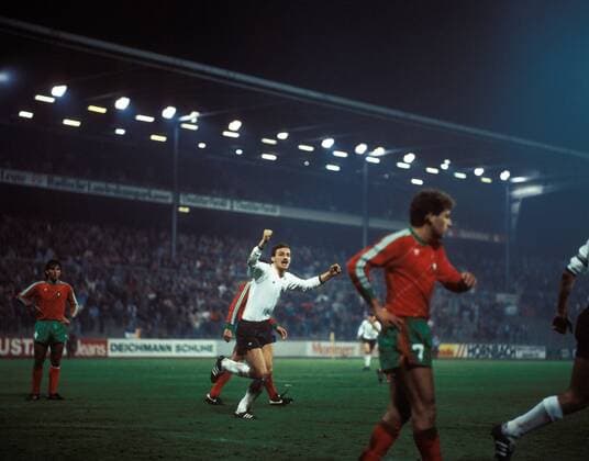 Jürgen Kohler (BR Deutschland U21, Mitte) - Torjubel Fußball Länderspiel Herren U 21 Nationalteam 1985, U21, BR Deutschland - Portugal 2:0, BRD, DFB, Jubel, Nationaltrikot Gruppe Karlsruhe Freude, Begeisterung,