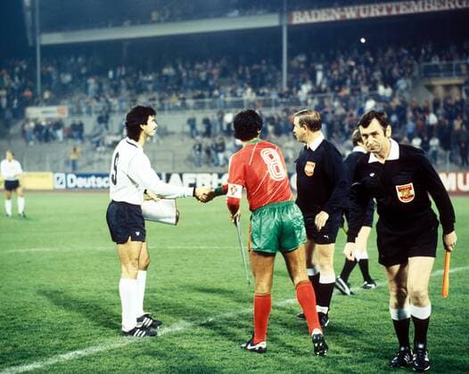 Herbert Waas (BR Deutschland U21, li.) - Shake Hands Fußball Länderspiel Herren U 21 Nationalteam 1985, U21, BR Deutschland - Portugal 2:0, BRD, DFB, Nationaltrikot, shake hands Gruppe Karlsruhe