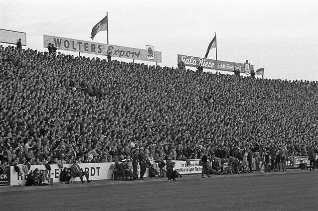 Fußball, Stadiongeschichte Eintracht Braunschweig Die Stehplatztribüne auf der Gegengeraden im Eintracht Stadion - mit 28000 Zuschauer ausverkauft - 1. BL, Eintracht Braunschweig o0 an der Hamburger Straße Tribüne Stehplätze voll Fan Zuschauer Gegengerade