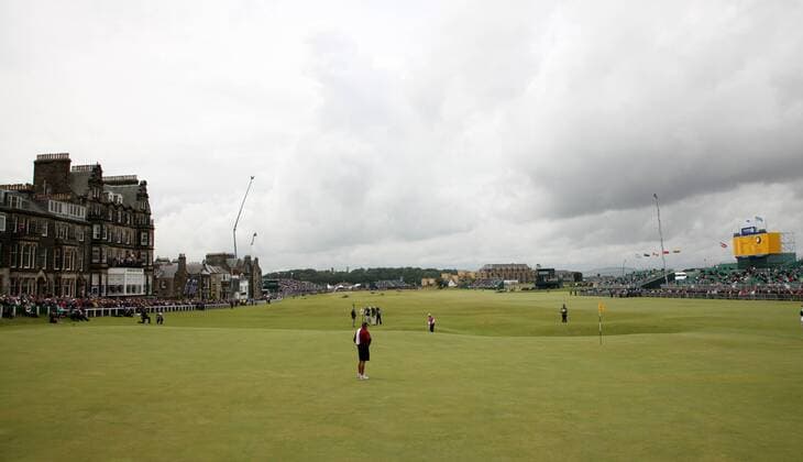 A general view of the 18th hole on the first day of the Open championship in St.Andrews, Scotland on July 15, 2010.  LON2010071509 o0 Totale Anlage Golfanlage Golfplatz