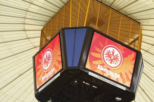 Videowürfel der Commerzbank Arena zeigt das Logo von Eintracht Frankfurt- TRAININGSAUFTAKT EINTRACHT FRANKFURT FRANKFURT 5.07.10
