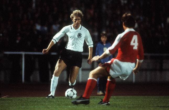 Uwe Rahn (BR Deutschland U21, li.) Fußball Länderspiel Herren U 21 Nationalteam 1983, U21, BR Deutschland - Österreich 2:1, BRD, DFB, Nationaltrikot Gruppe Arnsberg Dynamik,