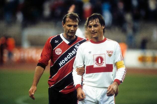 Karl Heinz Körbel (Frankfurt, li.) und Asgeir Sigurvinsson (Stuttgart) Fußball 1. BL Herren Saison 1988 1989, VfB Stuttgart - Eintracht Frankfurt 2:0 Gruppe Stuttgart