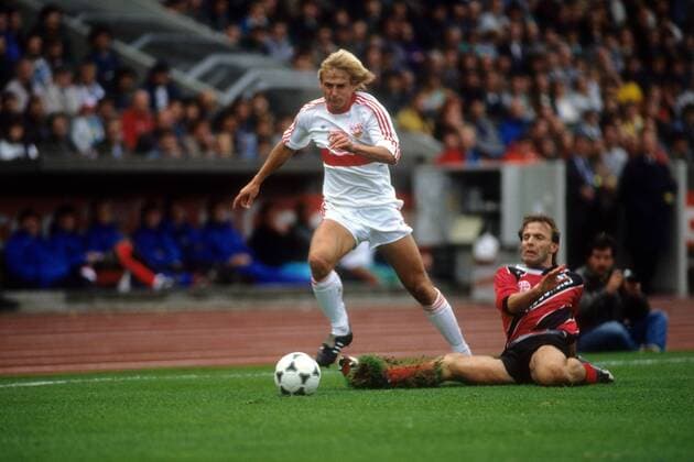 Jürgen Klinsmann (Stuttgart, li.) gegen Karl Heinz Körbel (Frankfurt) Fußball 1. BL Herren Saison 1988 1989, VfB Stuttgart - Eintracht Frankfurt 2:0 Gruppe Stuttgart Dynamik, Kampf,