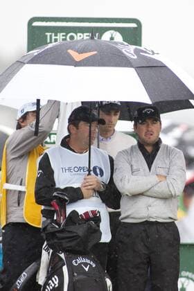 ST ANDREWS SCOTLAND. 16-07-2010. Graeme McDOWELL from Northern Ireland in action on the second day of The Open Championship (also known as The British Open) played on The Royal and Ancient Old Course. xMitchellxGunnx  ActionPlus11071203 o0 Mc DOWELL Nordirland o0 Regen Regenschirm