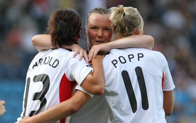 FIFA U20 Damen WM 2010 , Gruppe A Deutschland (weiß) - Kolumbien: Torjubel Sylvia Arnold , Marina Hegering und Alexandra Popp (alle Deutschland) nach dem 2:0 durch Arnold o0 Jubel Freude