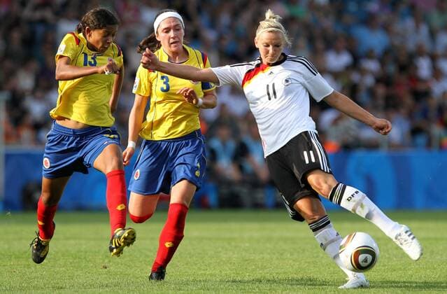 16.07.2010, Bochum - U20 Frauen Weltmeisterschaft 2010 - Deutschland (weiß) vs Kolumbien (gelb) 3:1 --- Alexandra Popp (re. Deutschland) gegen Yulieth Dominguez und Natalia Gaitan (beide Kolumbien)