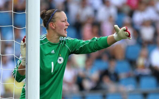 16.07.2010, Bochum - U20 Frauen Weltmeisterschaft 2010 - Deutschland (weiß) vs Kolumbien (gelb) 3:1 --- Torhüterin Almuth Schult (Deutschland) gibt Anweisungen