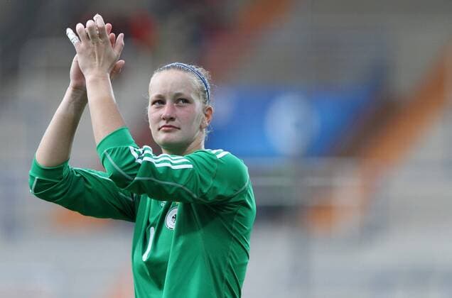 16.07.2010, Bochum - U20 Frauen Weltmeisterschaft 2010 - Deutschland (weiß) vs Kolumbien (gelb) 3:1 --- Torhüterin Almuth Schult (Deutschland) bedankt sich bei den Anhängern