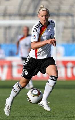 16.07.2010, Bochum - U20 Frauen Weltmeisterschaft 2010 - Deutschland (weiß) vs Kolumbien (gelb) 3:1 --- Alexandra Popp (Deutschland)