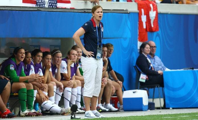 17. Juli 2010: Dresden, Rudolf-Harbig-Stadion: FIFA U20 Frauen WM: Schweiz - USA: USA s Coach Jill Ellis. o0 Nationaltrainer