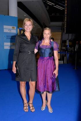 Maria Riesch (li.) und Anni Friesinger Postma (beide GER) bei der Ankunft zum Bayerischen Sportpreis 2010 am 17.7.2010 in München Bayerischer Sportpreis 2010 in München  o0 Ski Alpin, Skisport, Damen, Eisschnellauf