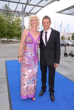 Tobias Angerer (GER) mit seiner Partnerin Romy Groß bei der Ankunft zum Bayerischen Sportpreis 2010 am 17.7.2010 in München Bayerischer Sportpreis 2010 in München  o0 Ski Nordisch, Skisport, Langlauf, Herren, Frau, Freundin, Familie