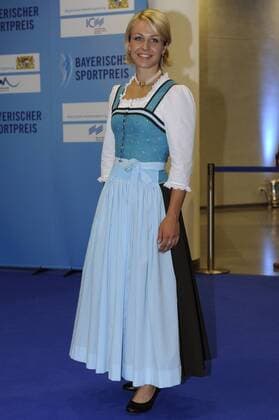 Magdalena NEUNER (GER), Biathlon, im Dirndl,privat,zivil,ganze Figur,Bayerischer Sportpreis-Roter Teppich,Red Carpet.