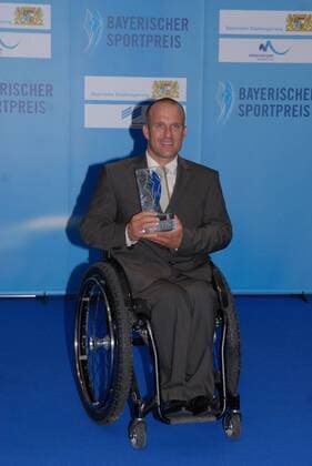 Martin Braxenthaler (Ski Alpin) mit seinem Preis bei der Verleihung zum Bayerischen Sportpreis 2010 am 17.7.2010 in München Bayerischer Sportpreis 2010 in München  o0 Skisport Pokal Trophäe Objekte Behindertensport Behinderung
